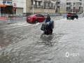 中國天氣網(wǎng)訊 5月18日廣西南寧遭遇大暴雨夜襲，降雨量達到187毫米，小時雨量最大達到77.2毫米，城區(qū)部分路段內(nèi)澇嚴重，19日早晨車輛在積水中行駛?cè)玳_船一般，部分路段交通由于積水過深而中斷。（圖文/黃麗娜）