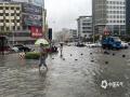 中國(guó)天氣網(wǎng)訊 5月18日廣西南寧遭遇大暴雨夜襲，降雨量達(dá)到187毫米，小時(shí)雨量最大達(dá)到77.2毫米，城區(qū)部分路段內(nèi)澇嚴(yán)重，19日早晨車(chē)輛在積水中行駛?cè)玳_(kāi)船一般，部分路段交通由于積水過(guò)深而中斷。（圖文/黃麗娜）