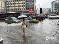 中國(guó)天氣網(wǎng)訊 5月18日廣西南寧遭遇大暴雨夜襲，降雨量達(dá)到187毫米，小時(shí)雨量最大達(dá)到77.2毫米，城區(qū)部分路段內(nèi)澇嚴(yán)重，19日早晨車(chē)輛在積水中行駛?cè)玳_(kāi)船一般，部分路段交通由于積水過(guò)深而中斷。（圖文/黃麗娜）