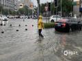 中國天氣網(wǎng)訊 5月18日廣西南寧遭遇大暴雨夜襲，降雨量達到187毫米，小時雨量最大達到77.2毫米，城區(qū)部分路段內(nèi)澇嚴重，19日早晨車輛在積水中行駛?cè)玳_船一般，部分路段交通由于積水過深而中斷。（圖文/黃麗娜）