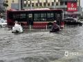 中國天氣網(wǎng)訊 5月18日廣西南寧遭遇大暴雨夜襲，降雨量達到187毫米，小時雨量最大達到77.2毫米，城區(qū)部分路段內(nèi)澇嚴重，19日早晨車輛在積水中行駛?cè)玳_船一般，部分路段交通由于積水過深而中斷。（圖文/黃麗娜）