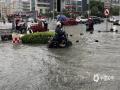 中國天氣網(wǎng)訊 5月18日廣西南寧遭遇大暴雨夜襲，降雨量達到187毫米，小時雨量最大達到77.2毫米，城區(qū)部分路段內(nèi)澇嚴重，19日早晨車輛在積水中行駛?cè)玳_船一般，部分路段交通由于積水過深而中斷。（圖文/黃麗娜）