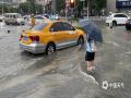 中國天氣網(wǎng)訊 5月18日廣西南寧遭遇大暴雨夜襲，降雨量達到187毫米，小時雨量最大達到77.2毫米，城區(qū)部分路段內(nèi)澇嚴重，19日早晨車輛在積水中行駛?cè)玳_船一般，部分路段交通由于積水過深而中斷。（圖文/黃麗娜）