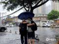 中國天氣網訊  今晨（5月30日），南寧早高峰遇降雨，行人或撐傘或穿雨衣出行。（圖文/郁海蓉）