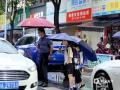 中國天氣網訊  今晨（5月30日），南寧早高峰遇降雨，行人或撐傘或穿雨衣出行。（圖文/郁海蓉）