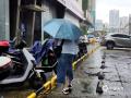 中國天氣網訊  今晨（5月30日），南寧早高峰遇降雨，行人或撐傘或穿雨衣出行。（圖文/郁海蓉）