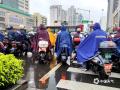 中國天氣網訊  今晨（5月30日），南寧早高峰遇降雨，行人或撐傘或穿雨衣出行。（圖文/郁海蓉）