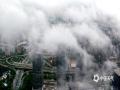 中国天气网讯 6月25日，广西南宁出现降雨，从高空俯瞰南宁五象新区云雾笼罩着林立的高楼，宛如仙境。（图文/郁海蓉）
