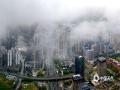 中国天气网讯 6月25日，广西南宁出现降雨，从高空俯瞰南宁五象新区云雾笼罩着林立的高楼，宛如仙境。（图文/郁海蓉）