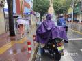 中国天气网讯 昨夜到今天15时广西遭遇大范围大到暴雨，局部大暴雨袭击。今天白天南宁城区也遭到暴雨的“洗礼”，市民雨中穿着雨衣，撑着伞出行。（图文/郁海蓉）