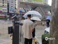 中国天气网讯 昨夜到今天15时广西遭遇大范围大到暴雨，局部大暴雨袭击。今天白天南宁也遭到暴雨的“洗礼”，市民雨中穿着雨衣，撑着伞出行。（图文/郁海蓉）