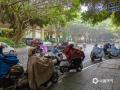 中国天气网讯 7月15日傍晚，南宁遭遇一场降雨袭击，市民穿上雨衣或撑着伞骑车赶路，给晚高峰期出行带来不便。（图/曾海科  文/郁海蓉）