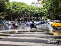 中国天气网讯 7月15日傍晚，南宁遭遇一场降雨袭击，市民穿上雨衣或撑着伞骑车赶路，给晚高峰期出行带来不便。（图/曾海科  文/郁海蓉）