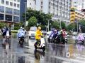 中國天氣網(wǎng)訊  今天（7月29日），廣西南寧天色陰沉，午后一場降雨來臨，街頭行人或撐傘或穿雨衣出行。近日南寧多降雨，建議公眾及時(shí)關(guān)注臨近預(yù)報(bào)，出行隨身攜帶雨具，注意安全。（圖文/郁海蓉）