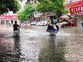 中國天氣網廣西站訊 8月29日上午，欽州一場瓢潑大雨清退炎熱，帶來清涼，部分街道出現(xiàn)積水，給大家出行帶來一些不便。（圖/何斌 文/莫麗陽）