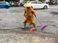 中国天气网广西站讯 9月7日台风“摩羯”携风雨影响钦州、防城港等市，城区内道路旁的树木被大风拦腰折断，断枝落叶遍地，市民在风雨中艰难前行。（文/曹钰佳 何斌 韦樊妮 图/李斌喜 韦樊妮）