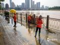 中國天氣網(wǎng)訊  日前，受臺風(fēng)“摩羯”帶來的降雨和上游來水共同影響，郁江南寧段邕江河水暴漲，出現(xiàn)了2001年以來最大洪峰（9月12日最高洪峰超警3.2米）。近日，隨著邕江水位緩慢下降，在南寧邕江兩岸旅游碼頭、休閑廣場等地開啟清淤消殺工作，還“秀美邕江，百里畫廊”的本來面目，中秋之夜讓市民也能到江邊露營賞月。圖為今天（9月17日）早上通訊員拍攝到的現(xiàn)場畫面。（圖文/曾?？? 郁海蓉）