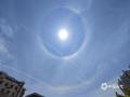 中国天气网广西站讯 今天（5月11日）上午，桂林天空出现巨大日晕，彩色光环清晰可见。图片拍摄于桂林市平乐县。（图/管秀芳）