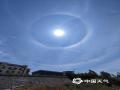 中国天气网广西站讯 今天（5月11日）上午，桂林天空出现巨大日晕，彩色光环清晰可见。图片拍摄于桂林市平乐县。（图/李红）