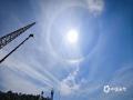 中国天气网广西站讯 今天（5月11日）上午，桂林天空出现巨大日晕，彩色光环清晰可见。图片拍摄于桂林市阳朔县。（图/侯进）