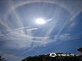 中国天气网广西站讯 今天（5月11日）上午，桂林天空出现巨大日晕，彩色光环清晰可见。图片拍摄于桂林市阳朔县。（图/侯进）