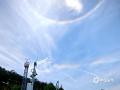 中国天气网广西站讯 今天（5月11日）上午，桂林天空出现巨大日晕，彩色光环清晰可见。图片拍摄于桂林市阳朔县。（图/侯进）