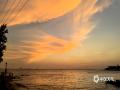 中国天气网广西站讯 6月1日傍晚，在钦州市乌雷村，夕阳西下，天上呈现出了形似金凤凰的霞云，落日的余晖把大海和天空都染成华丽的金色。（图文/苏庆红）