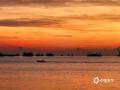中国天气网广西站讯 6月6日，北海出现晚霞，海面在落日晚霞的映照下宛如一幅动人的油画，令人陶醉不已。（图/李宇 文/曹钰佳）