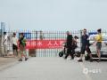 中国天气网广西站讯 为防范今年第1号台风“蝴蝶”，6月11日，防城港市企沙渔港码头等地渔船纷纷回港避风，海上作业人员、渔民上岸避险，沿海景区关闭。（图文/韦樊妮）
