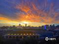 中国天气网广西站讯 受台风“蝴蝶”影响，今日（6月14日）傍晚广西南宁天空出现美丽的晚霞景观，霞光浸染天际，云层如打翻的调色板，橙红蓝交融，铺陈出梦幻般的画卷。市民纷纷驻足，记录下这台风天馈赠的别样浪漫。（图/曾海科  文/郁海蓉）