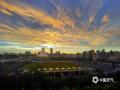 中国天气网广西站讯 受台风“蝴蝶”影响，今日（6月14日）傍晚广西南宁天空出现美丽的晚霞景观，霞光浸染天际，云层如打翻的调色板，橙红蓝交融，铺陈出梦幻般的画卷。市民纷纷驻足，记录下这台风天馈赠的别样浪漫。（图/曾海科  文/郁海蓉）