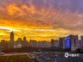 中国天气网广西站讯 受台风“蝴蝶”影响，今日（6月14日）傍晚广西南宁天空出现美丽的晚霞景观，霞光浸染天际，云层如打翻的调色板，橙红蓝交融，铺陈出梦幻般的画卷。市民纷纷驻足，记录下这台风天馈赠的别样浪漫。（图/曾海科  文/郁海蓉）