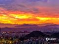中国天气网广西站讯 6月14日，受台风 “蝴蝶” 影响，广西南宁、钦州、防城港天空惊现绝美景观。防城港被大片晚霞染红，橘红色霞光铺满天际；南宁与钦州则双彩虹凌空，与绚丽晚霞同框。色彩斑斓，美轮美奂的画面，为盛夏增添了一抹浪漫色彩。(图/谭健祺 白玉壮 刘秉承  文/郁海蓉 莫丽阳）