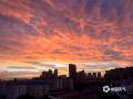 中国天气网广西站讯 6月14日，受台风 “蝴蝶” 影响，广西南宁、钦州、防城港天空惊现绝美景观。防城港被大片晚霞染红，橘红色霞光铺满天际；南宁与钦州则双彩虹凌空，与绚丽晚霞同框。色彩斑斓，美轮美奂的画面，为盛夏增添了一抹浪漫色彩。(图/谭健祺 白玉壮 刘秉承  文/郁海蓉 莫丽阳）