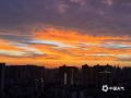 中国天气网广西站讯 6月14日，受台风 “蝴蝶” 影响，广西南宁、钦州、防城港天空惊现绝美景观。防城港被大片晚霞染红，橘红色霞光铺满天际；南宁与钦州则双彩虹凌空，与绚丽晚霞同框。色彩斑斓，美轮美奂的画面，为盛夏增添了一抹浪漫色彩。(图/谭健祺 白玉壮 刘秉承  文/郁海蓉 莫丽阳）