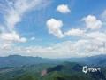 中国天气网广西站讯 6月24日，防城港十万大山顶，云端之上，群山如墨色浪涛翻涌。天光透过云层缝隙洒落，明暗交织间，山河壮阔尽显，仿佛时间在此刻凝固，只剩自然的诗意在天地间流淌。（图文/白玉壮）