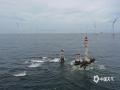 中国天气网广西站讯 7月15日，广西防城港的白须公礁海岛气象观测站，渺小的气象观测站屹立海天之间，日夜捕捉风暴的脉搏，是万千航行与风电的安全基石。维护人员正与时间赛跑，脚下惊涛拍岸，身旁百米风电机组如巨塔林立，湍流与盐雾侵蚀着每一次作业。在这片蓝色疆场，数据背后是守护者的无畏与精准，每一组读数都关乎生命线。（图文/白玉壮）