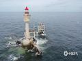 中国天气网广西站讯 7月15日，广西防城港的白须公礁海岛气象观测站，渺小的气象观测站屹立海天之间，日夜捕捉风暴的脉搏，是万千航行与风电的安全基石。维护人员正与时间赛跑，脚下惊涛拍岸，身旁百米风电机组如巨塔林立，湍流与盐雾侵蚀着每一次作业。在这片蓝色疆场，数据背后是守护者的无畏与精准，每一组读数都关乎生命线。（图文/白玉壮）