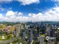 中国天气网广西站讯 近日，南宁晴热天气在线。洁白蓬松的云朵飘浮在湛蓝天空，为这座城市增添了浪漫氛围，也让人们感受到了大自然的神奇与美妙。（图/曾海科  文/郁海蓉）
