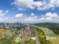 中国天气网广西站讯 近日，南宁晴热天气在线。洁白蓬松的云朵飘浮在湛蓝天空，为这座城市增添了浪漫氛围，也让人们感受到了大自然的神奇与美妙。（图/曾海科  文/郁海蓉）