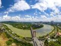 中国天气网广西站讯 近日，南宁晴热天气在线。洁白蓬松的云朵飘浮在湛蓝天空，为这座城市增添了浪漫氛围，也让人们感受到了大自然的神奇与美妙。（图/曾海科  文/郁海蓉）