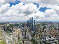 中国天气网广西站讯 近日，南宁晴热天气在线。洁白蓬松的云朵飘浮在湛蓝天空，为这座城市增添了浪漫氛围，也让人们感受到了大自然的神奇与美妙。（图/曾海科  文/郁海蓉）