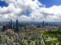 中国天气网广西站讯 近日，南宁晴热天气在线。洁白蓬松的云朵飘浮在湛蓝天空，为这座城市增添了浪漫氛围，也让人们感受到了大自然的神奇与美妙。（图/曾海科  文/郁海蓉）