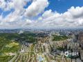 中国天气网广西站讯 近日，南宁晴热天气在线。洁白蓬松的云朵飘浮在湛蓝天空，为这座城市增添了浪漫氛围，也让人们感受到了大自然的神奇与美妙。（图/曾海科  文/郁海蓉）