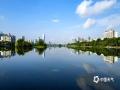 中国天气网广西站讯 近日，南宁晴热天气在线。洁白蓬松的云朵飘浮在湛蓝天空，为这座城市增添了浪漫氛围，也让人们感受到了大自然的神奇与美妙。（图/曾海科  文/郁海蓉）