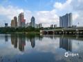 中国天气网广西站讯 近日，南宁晴热天气在线。洁白蓬松的云朵飘浮在湛蓝天空，为这座城市增添了浪漫氛围，也让人们感受到了大自然的神奇与美妙。（图/曾海科  文/郁海蓉）