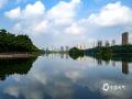 中国天气网广西站讯 近日，南宁晴热天气在线。洁白蓬松的云朵飘浮在湛蓝天空，为这座城市增添了浪漫氛围，也让人们感受到了大自然的神奇与美妙。（图/曾海科  文/郁海蓉）