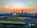 中国天气网广西站讯 7月27日，日落时分，橘红交织的霞光漫过南宁的天际，美不胜收。（图/曾海科 文/周玉）
