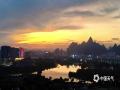 中国天气网广西站讯 9月16日傍晚时分，贺州市的天空披上了一层金色的轻纱，这一刻的晚霞美得让人心醉。（图/杨其镜 欧欣格 唐颖 陈春  文/唐冬晓） ​​​