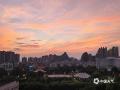 中国天气网广西站讯 9月16日傍晚时分，贺州市的天空披上了一层金色的轻纱，这一刻的晚霞美得让人心醉。（图/杨其镜 欧欣格 唐颖 陈春  文/唐冬晓） ​​​